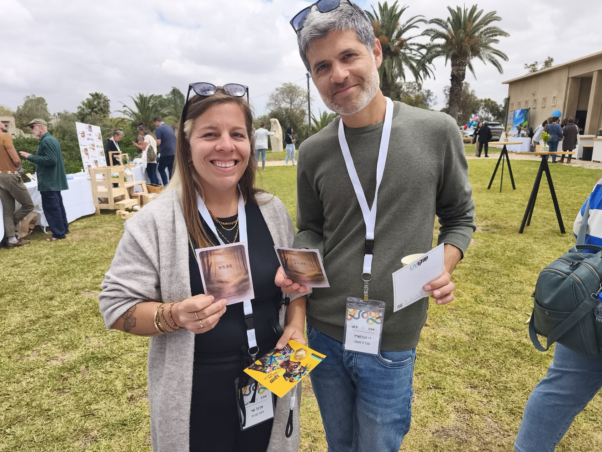 שני משתתפים מחזיקים קלפים מתוך המארז של מרחב פנימי