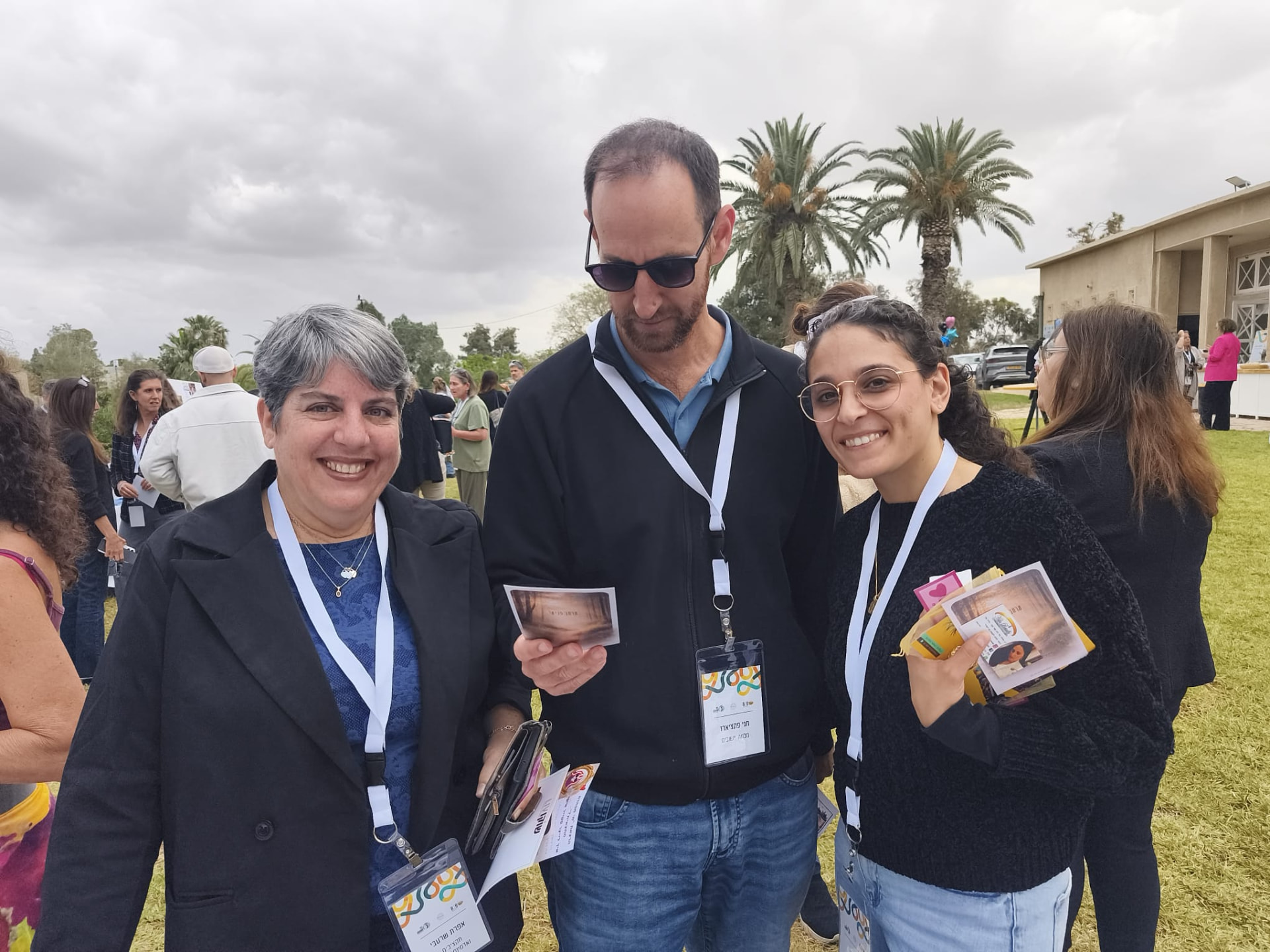 משתתפים בוחנים קלף מתוך מרחב פנימי