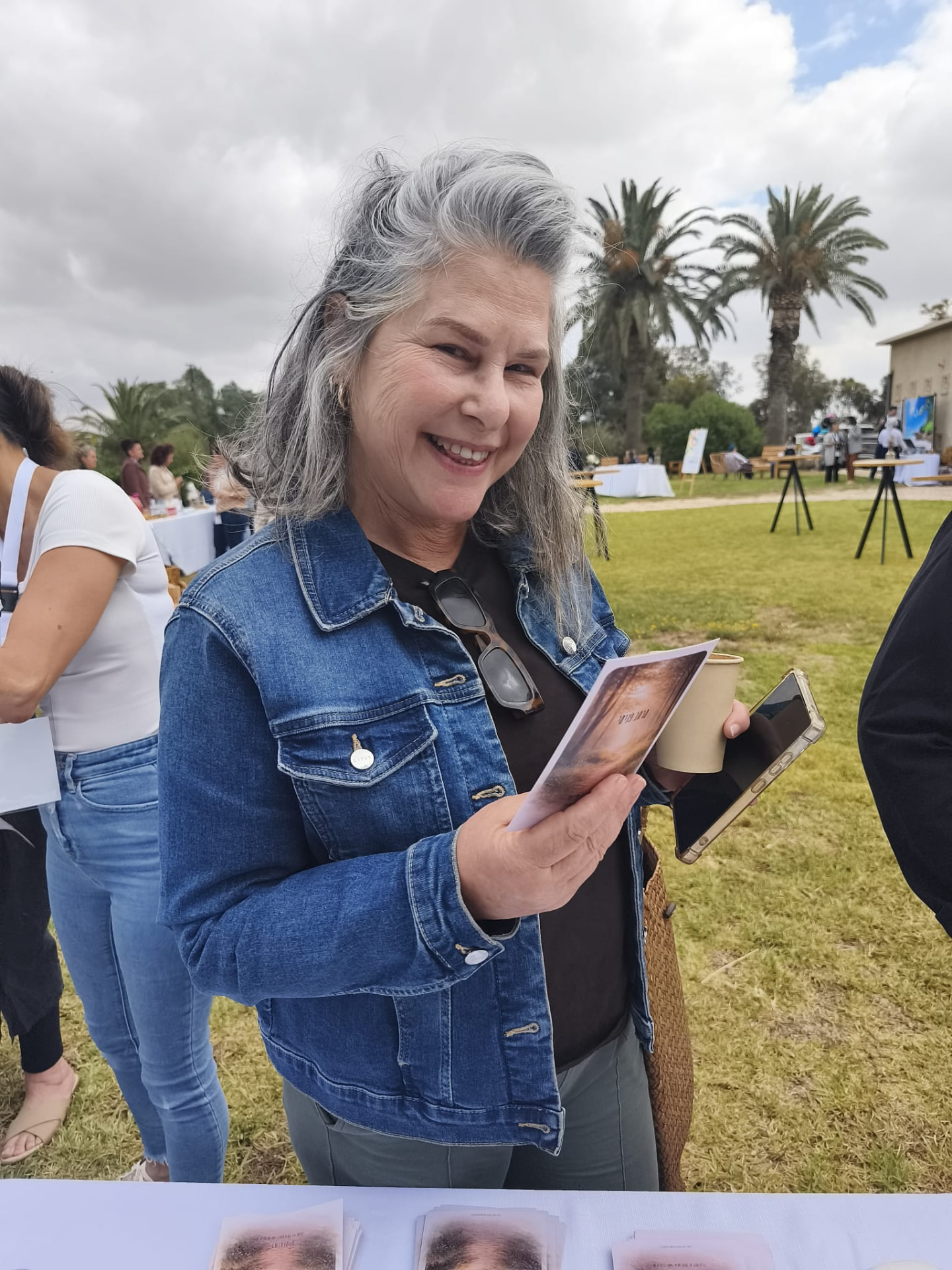 משתתפת עם חוברת קלפי מרחב פנימי